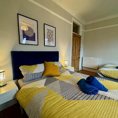 Large Citycentre Townhouse & Hot Tub, Pool Table And Offroad Parking カーディフ エクステリア 写真