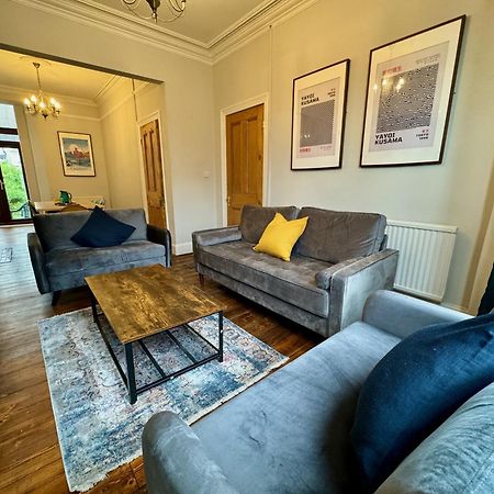Large Citycentre Townhouse & Hot Tub, Pool Table And Offroad Parking カーディフ エクステリア 写真