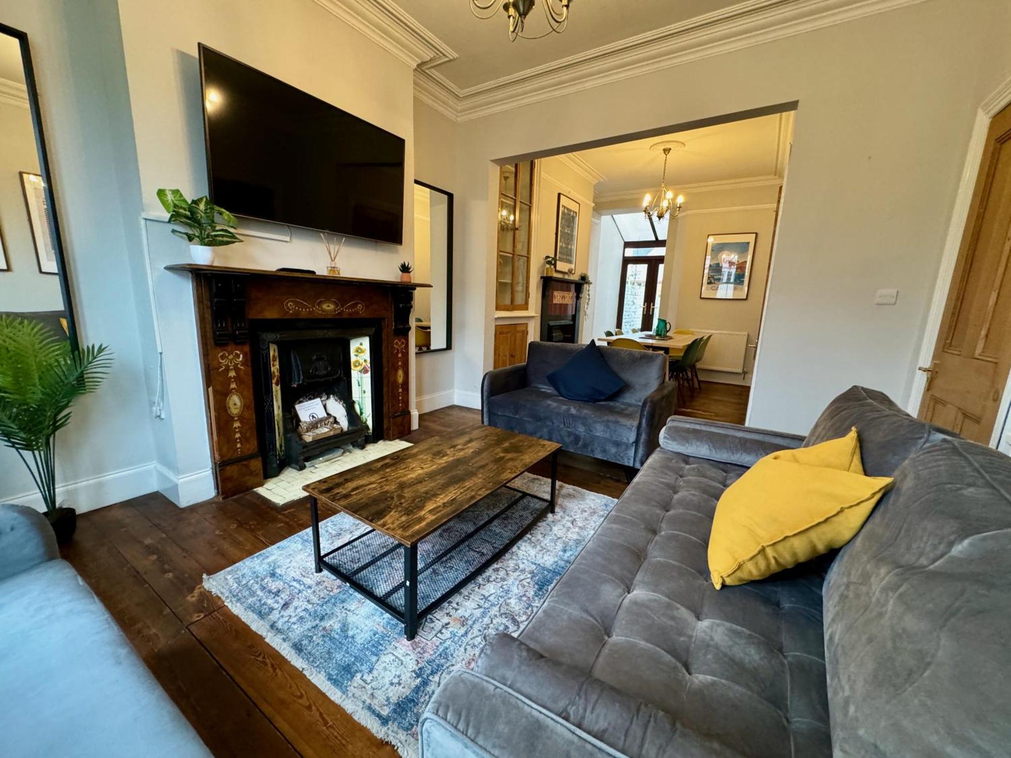 Large Citycentre Townhouse & Hot Tub, Pool Table And Offroad Parking カーディフ エクステリア 写真