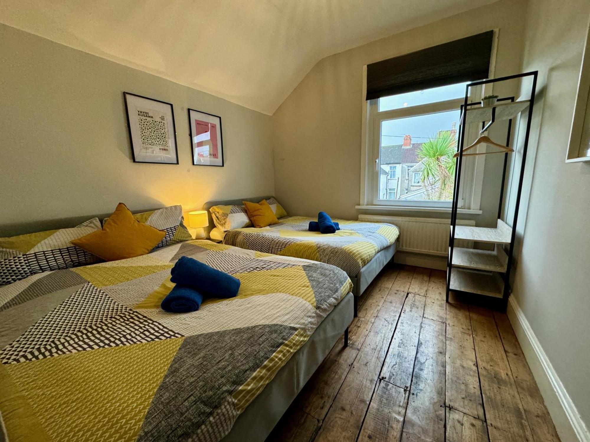 Large Citycentre Townhouse & Hot Tub, Pool Table And Offroad Parking カーディフ エクステリア 写真