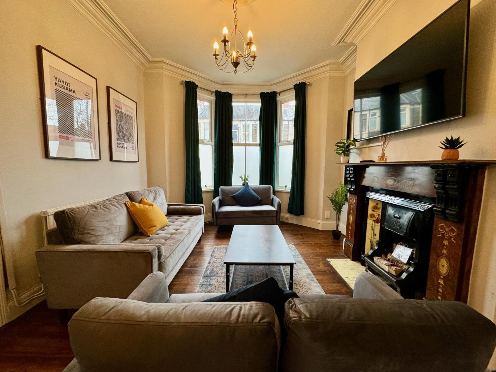 Large Citycentre Townhouse & Hot Tub, Pool Table And Offroad Parking カーディフ エクステリア 写真