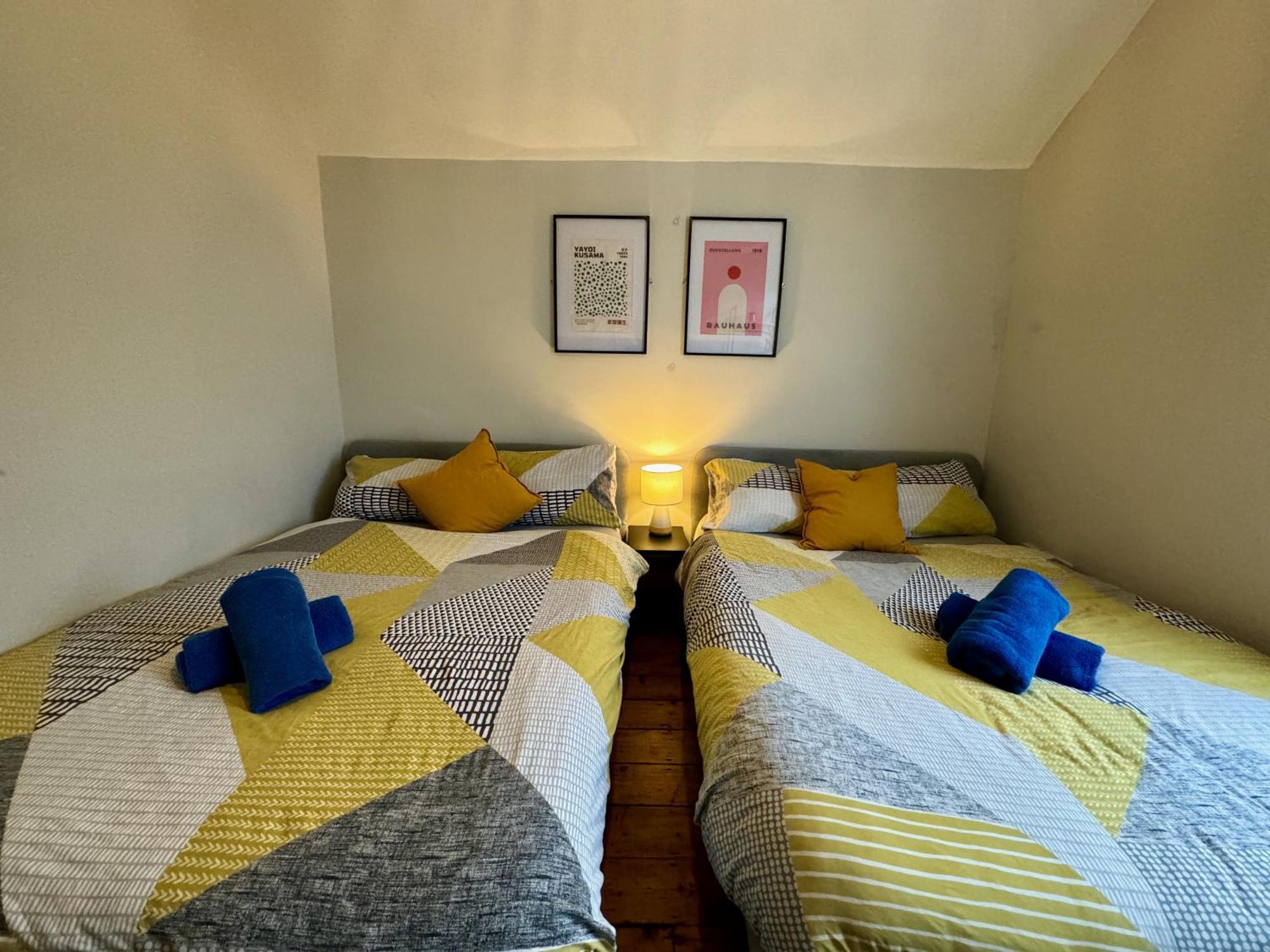 Large Citycentre Townhouse & Hot Tub, Pool Table And Offroad Parking カーディフ エクステリア 写真