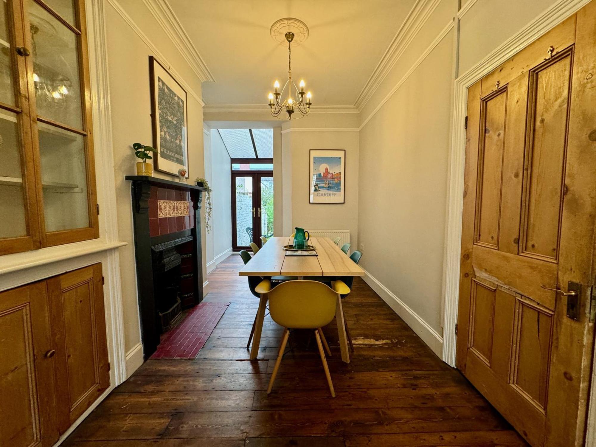 Large Citycentre Townhouse & Hot Tub, Pool Table And Offroad Parking カーディフ エクステリア 写真
