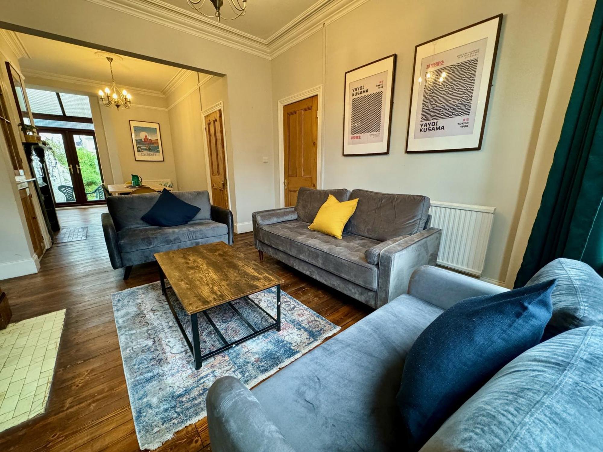 Large Citycentre Townhouse & Hot Tub, Pool Table And Offroad Parking カーディフ エクステリア 写真