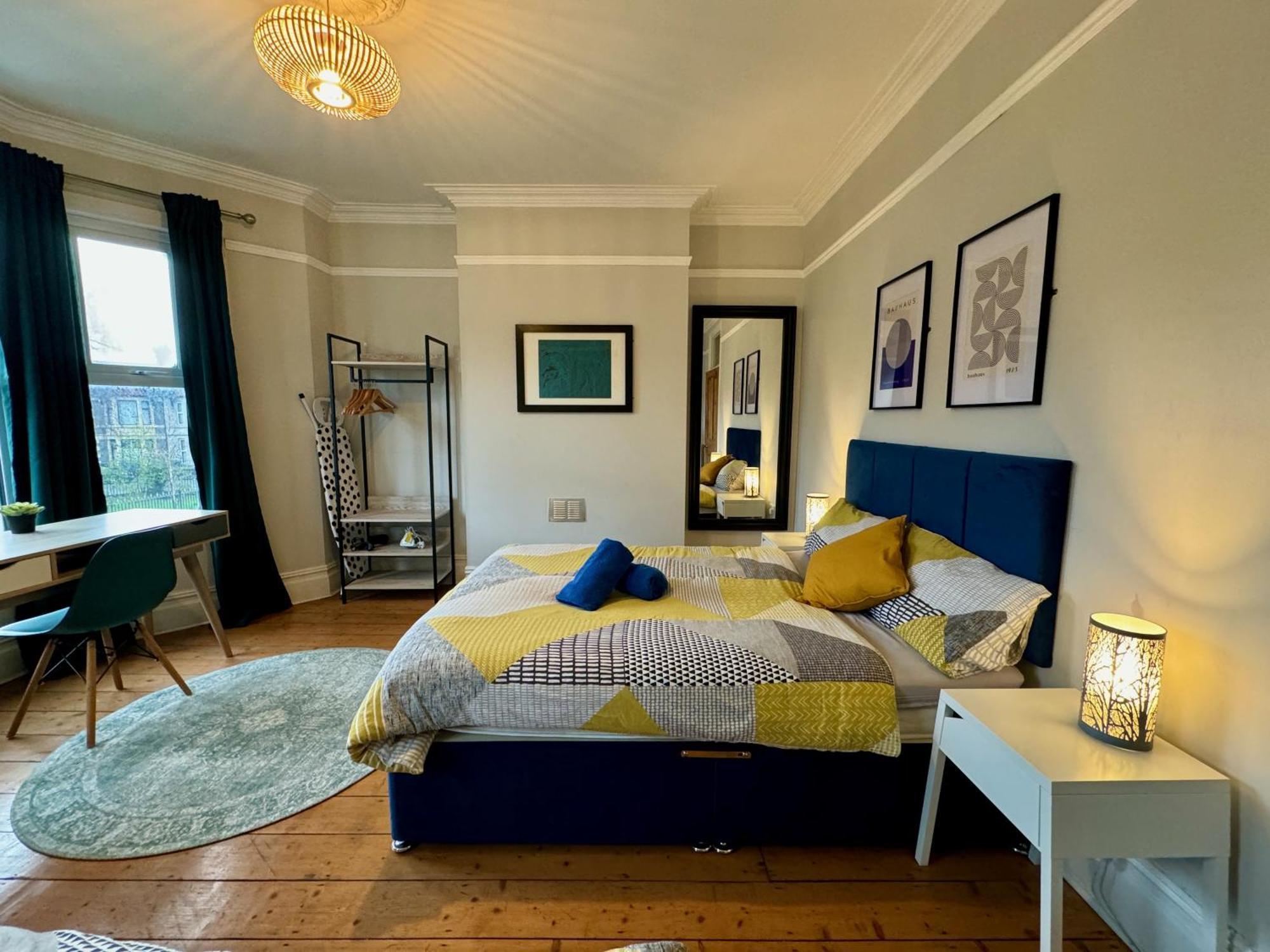 Large Citycentre Townhouse & Hot Tub, Pool Table And Offroad Parking カーディフ エクステリア 写真