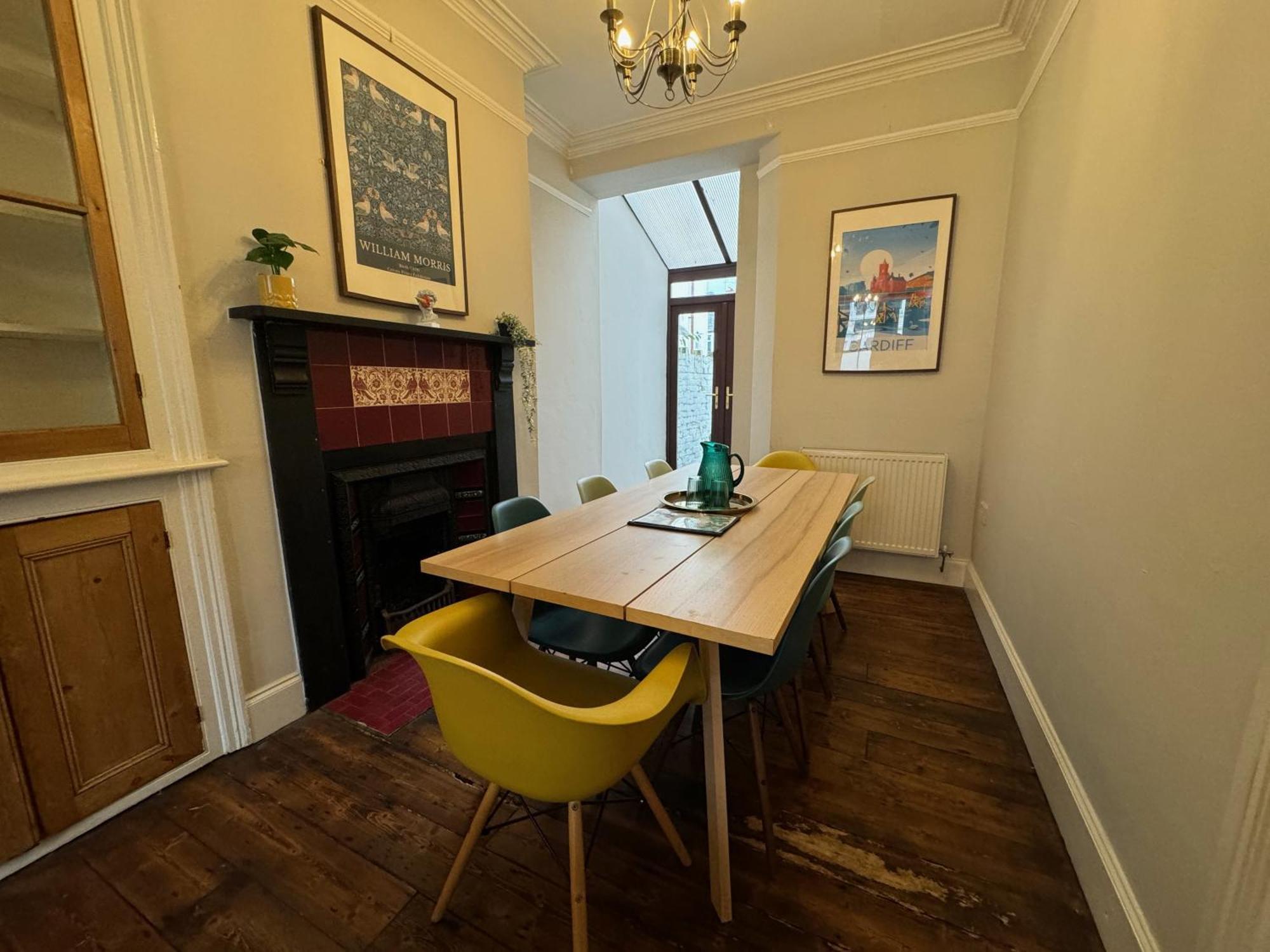 Large Citycentre Townhouse & Hot Tub, Pool Table And Offroad Parking カーディフ エクステリア 写真