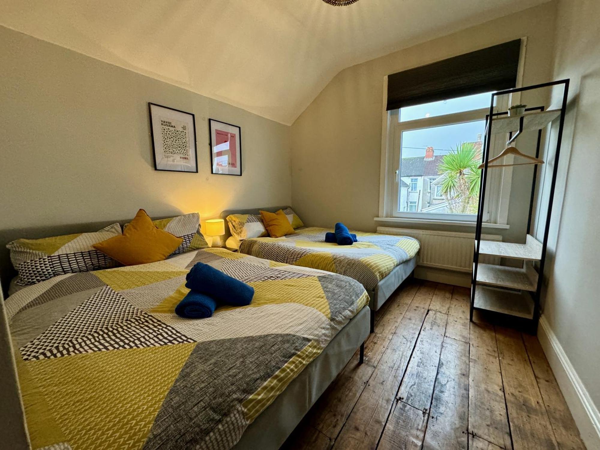 Large Citycentre Townhouse & Hot Tub, Pool Table And Offroad Parking カーディフ エクステリア 写真