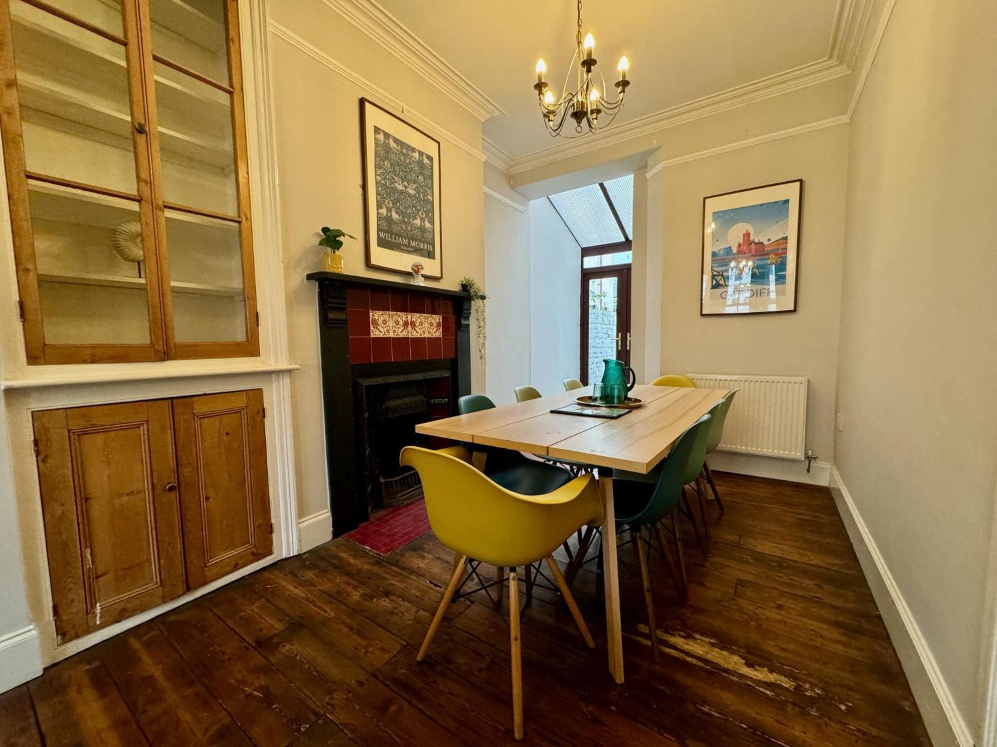 Large Citycentre Townhouse & Hot Tub, Pool Table And Offroad Parking カーディフ エクステリア 写真