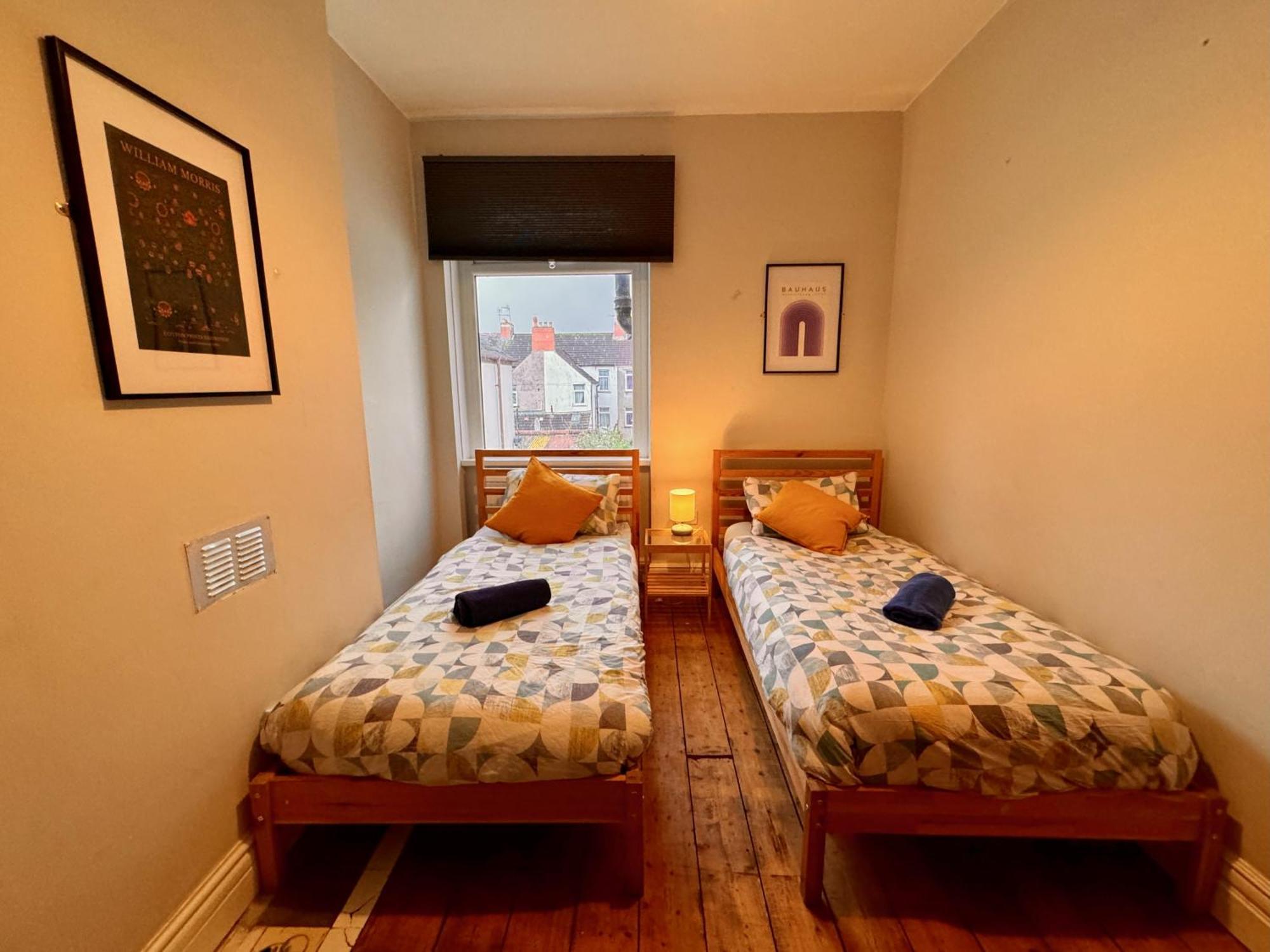 Large Citycentre Townhouse & Hot Tub, Pool Table And Offroad Parking カーディフ エクステリア 写真