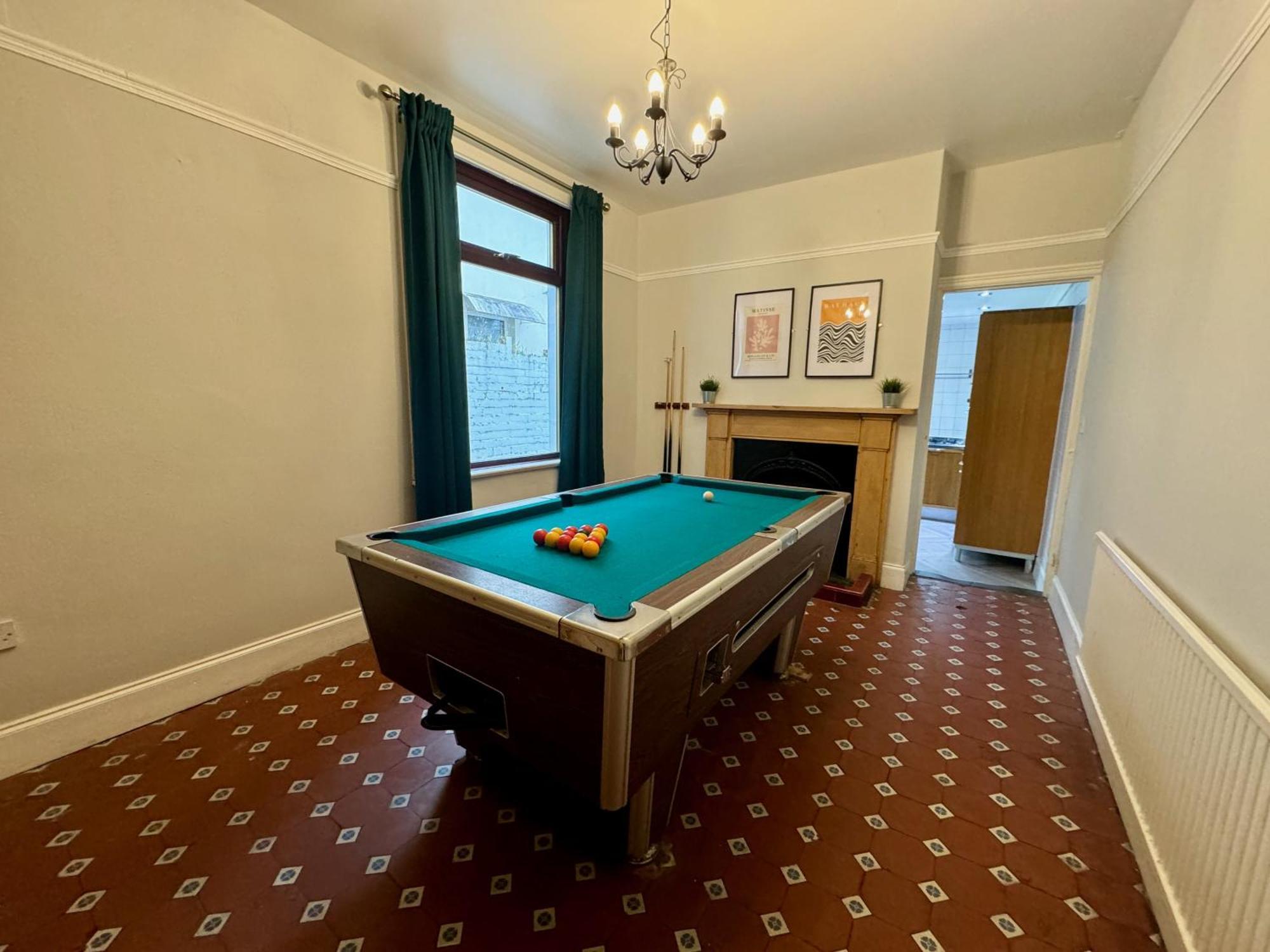Large Citycentre Townhouse & Hot Tub, Pool Table And Offroad Parking カーディフ エクステリア 写真