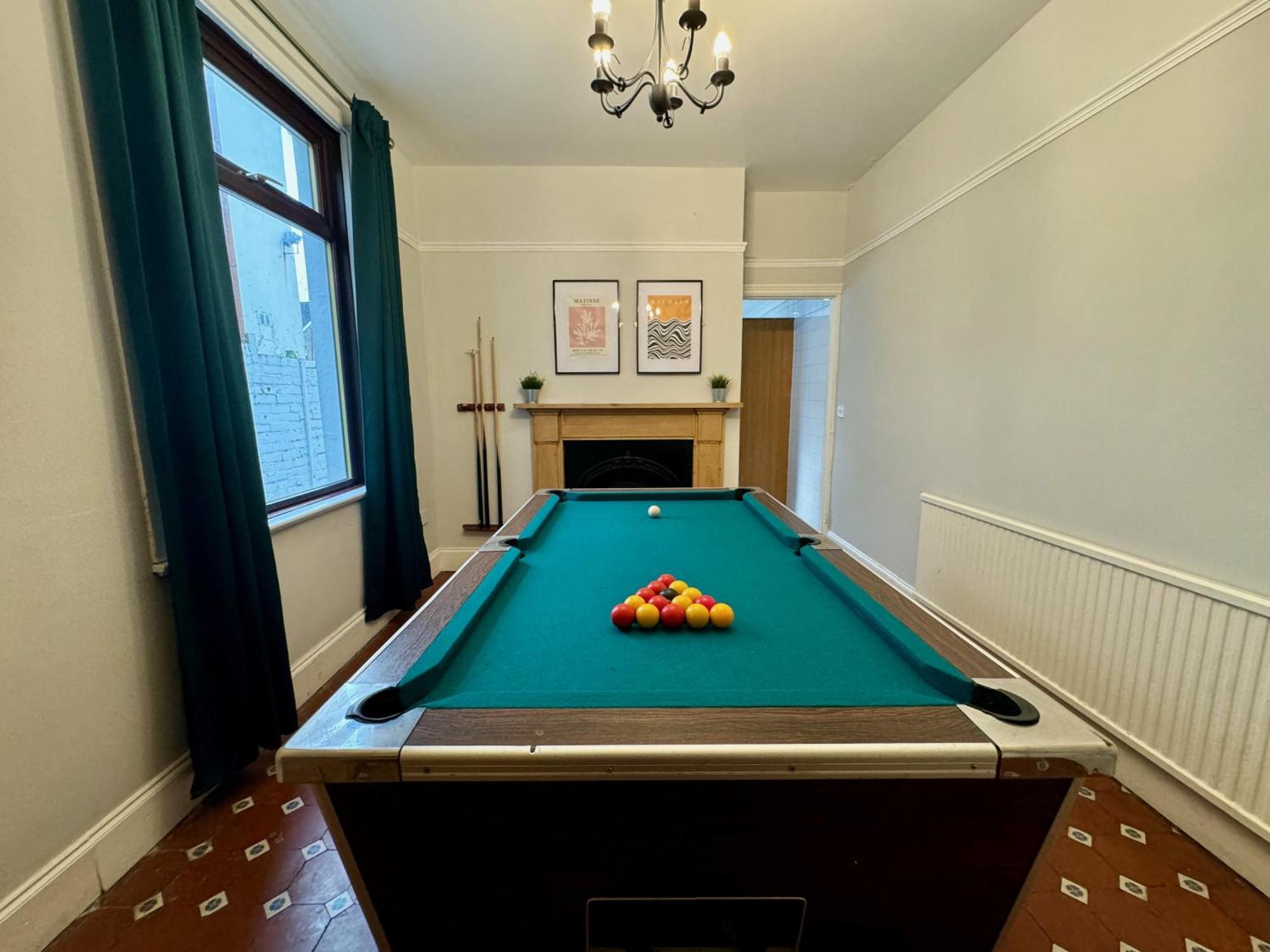 Large Citycentre Townhouse & Hot Tub, Pool Table And Offroad Parking カーディフ エクステリア 写真
