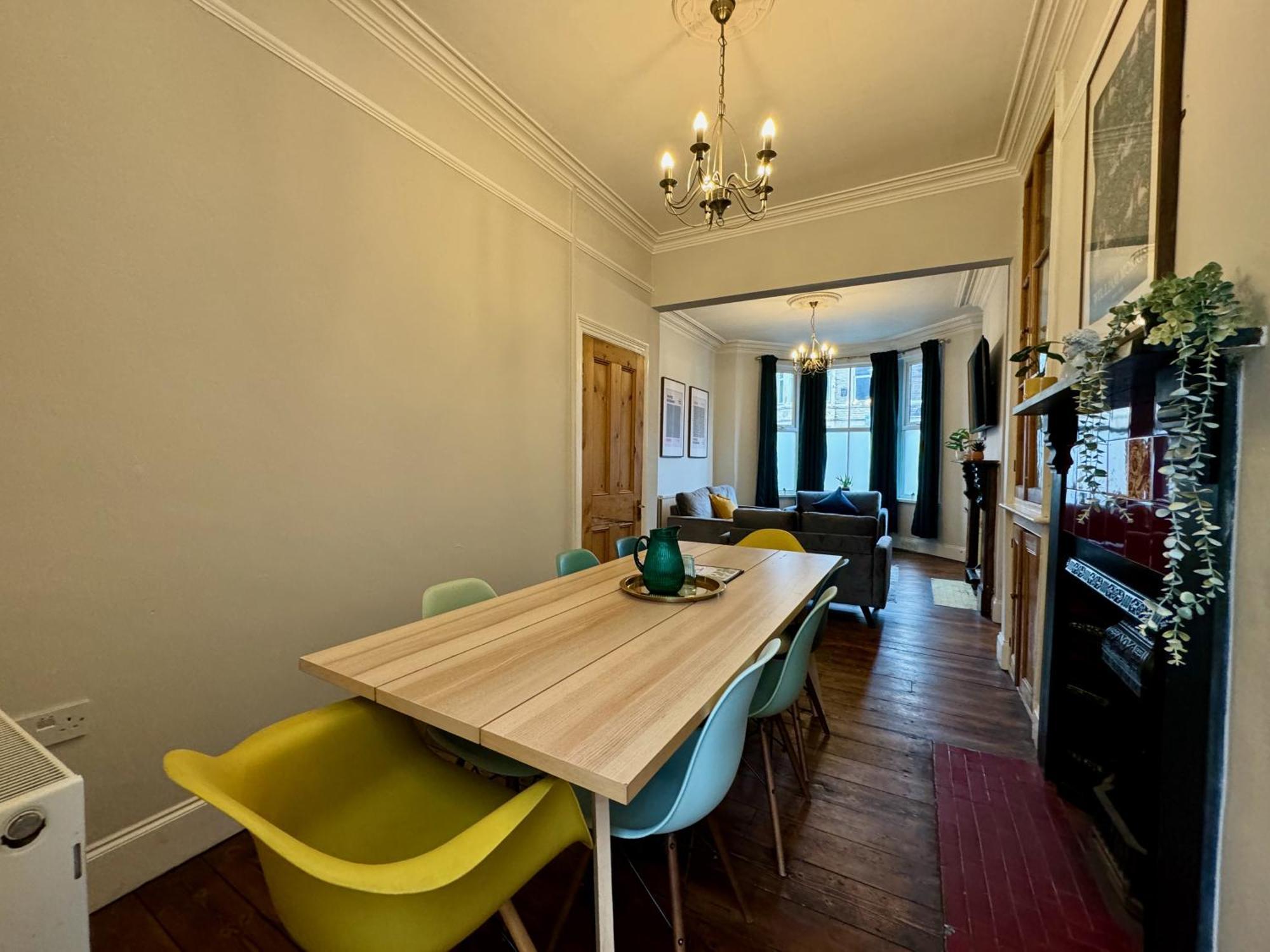 Large Citycentre Townhouse & Hot Tub, Pool Table And Offroad Parking カーディフ エクステリア 写真
