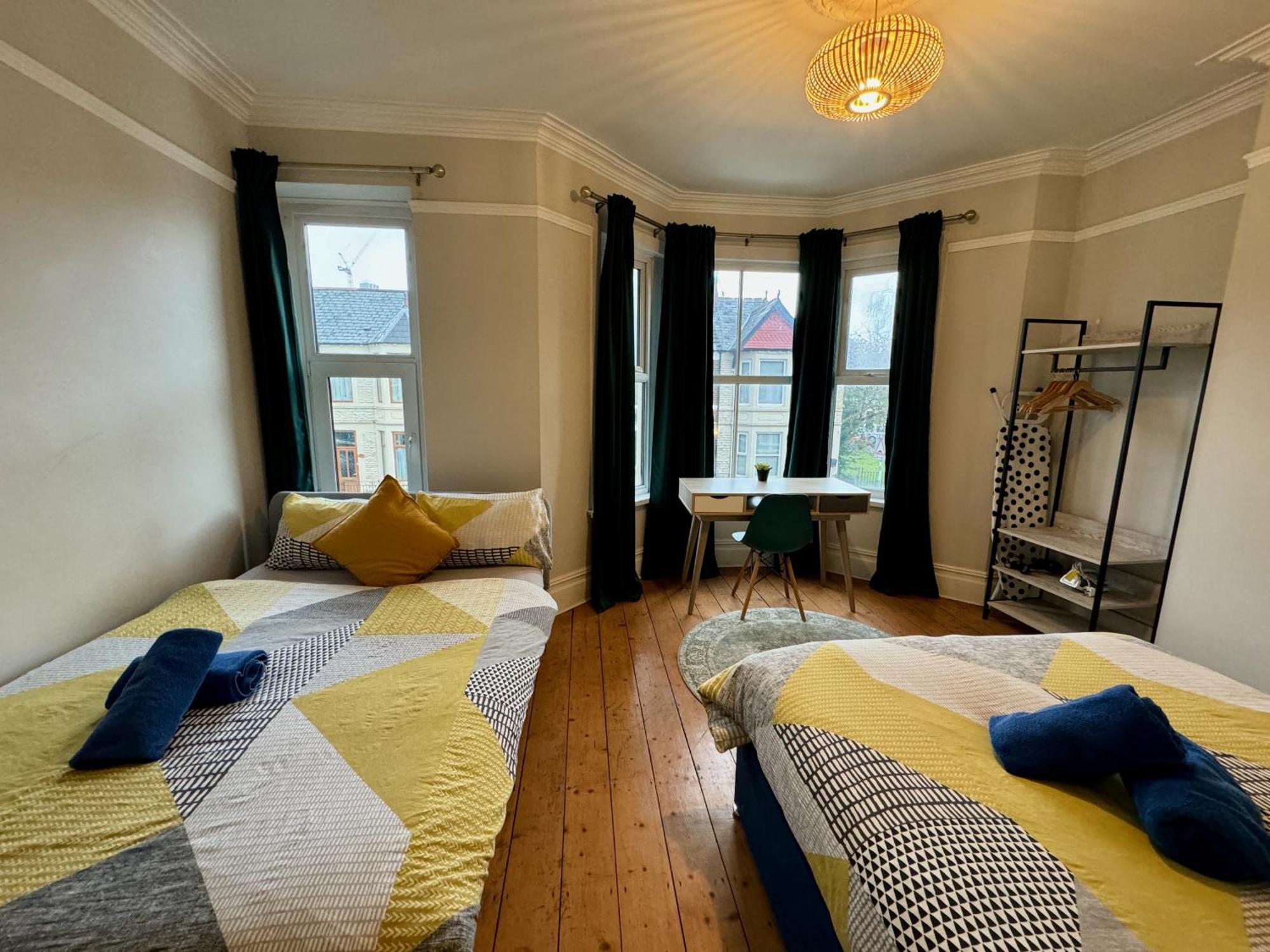Large Citycentre Townhouse & Hot Tub, Pool Table And Offroad Parking カーディフ エクステリア 写真