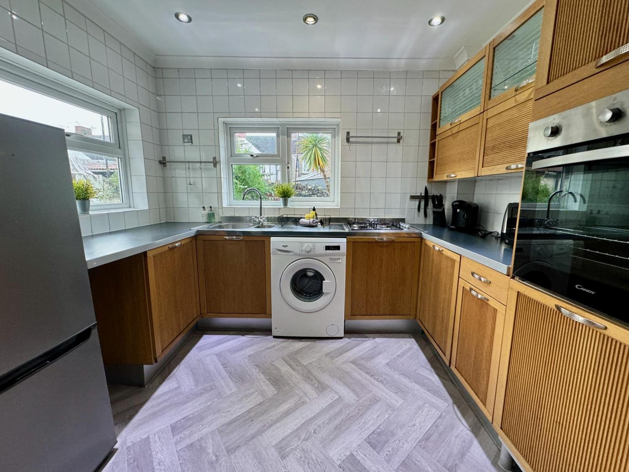 Large Citycentre Townhouse & Hot Tub, Pool Table And Offroad Parking カーディフ エクステリア 写真