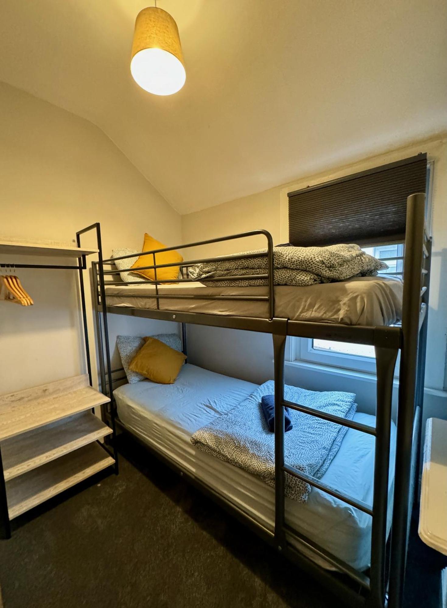 Large Citycentre Townhouse & Hot Tub, Pool Table And Offroad Parking カーディフ エクステリア 写真