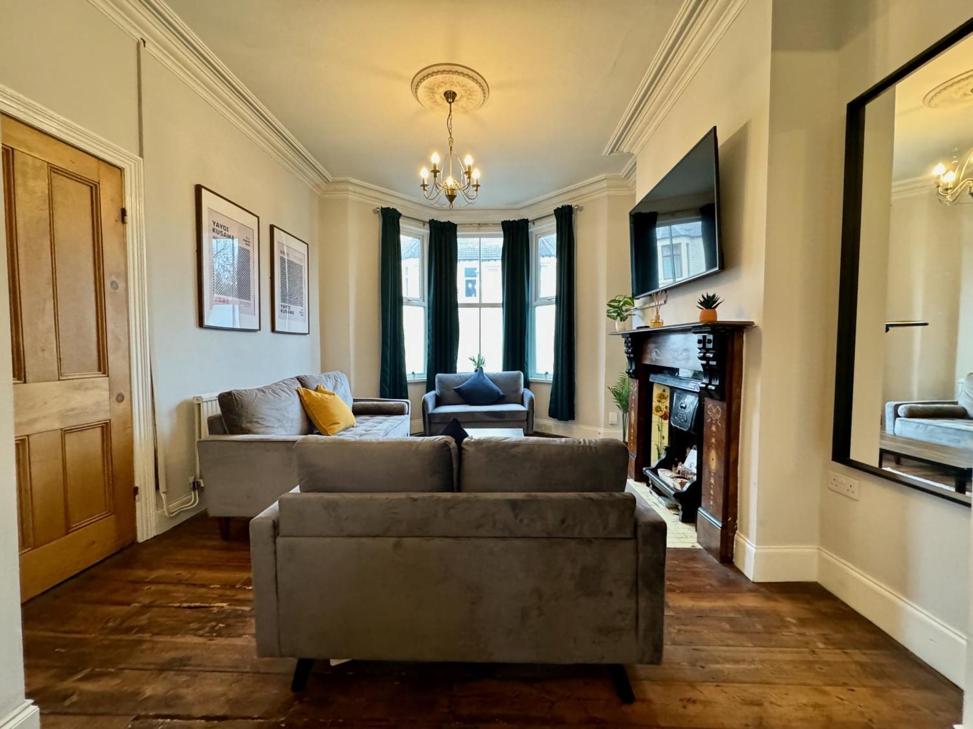 Large Citycentre Townhouse & Hot Tub, Pool Table And Offroad Parking カーディフ エクステリア 写真