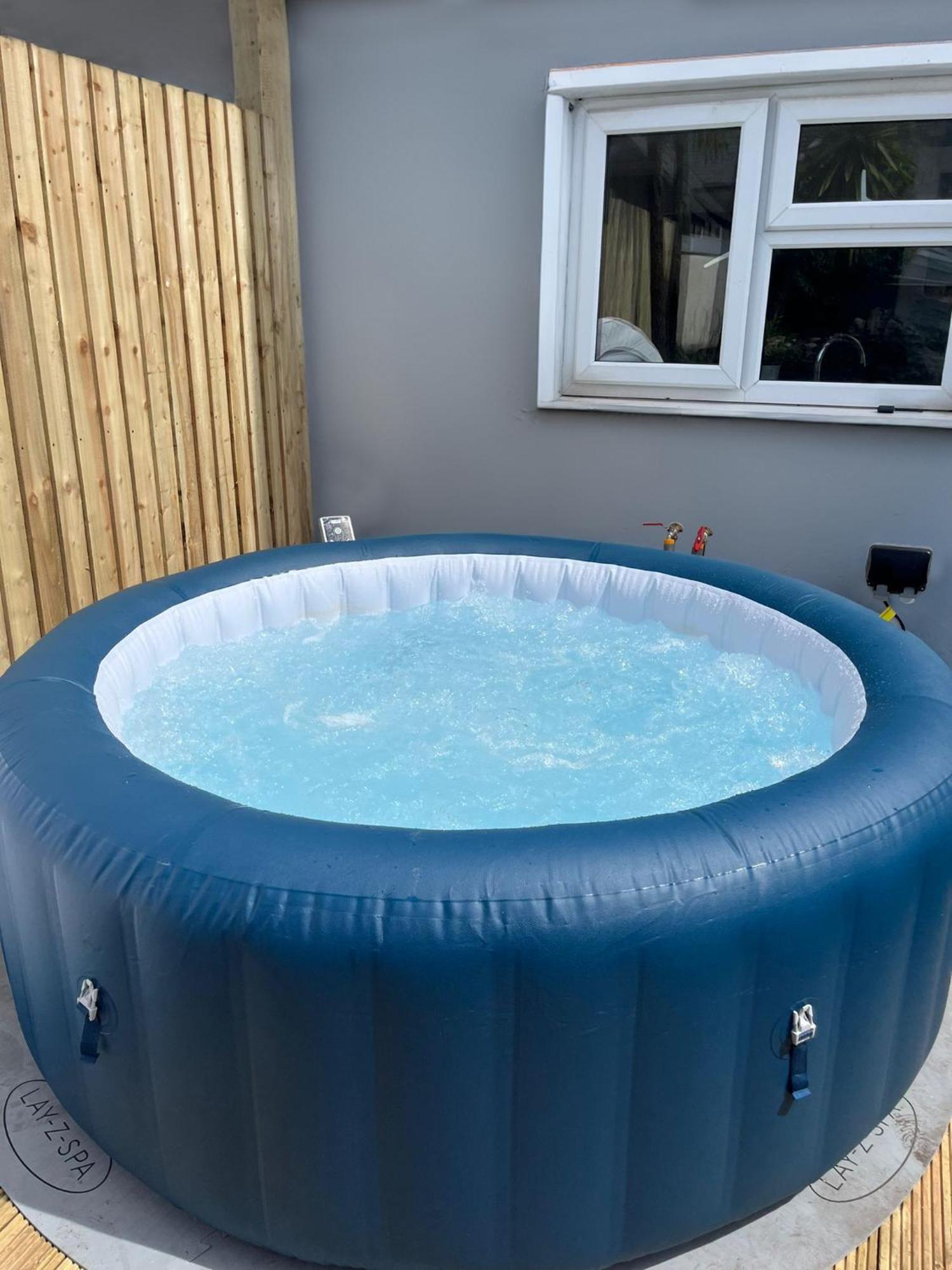 Large Citycentre Townhouse & Hot Tub, Pool Table And Offroad Parking カーディフ エクステリア 写真